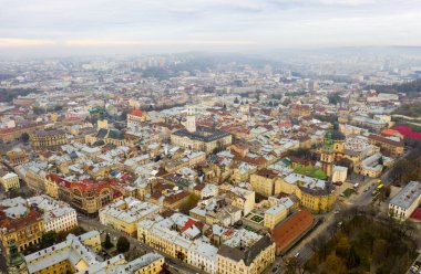 Gün batımında çatıların üstünde. Eski Avrupa şehri. Ukrayna Lviv
