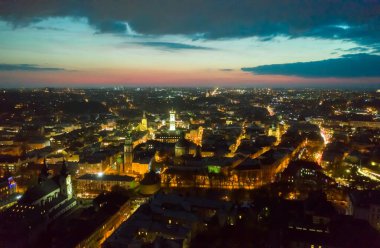 Gün batımında çatıların üstünde. Eski Avrupa şehri. Ukrayna Lviv