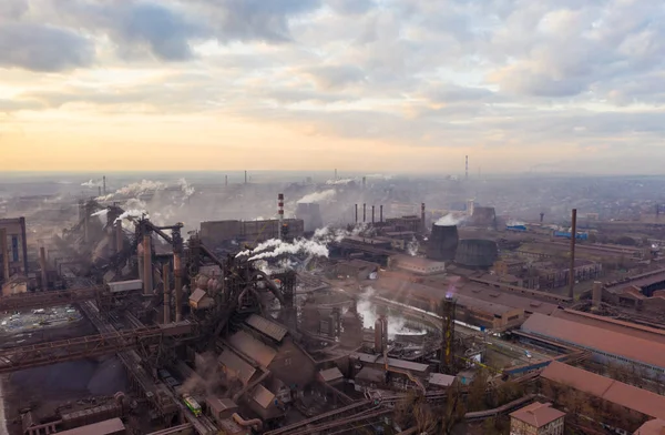 Letecký pohled. Potrubí, házení kouř na obloze. Velká rostlina na pozadí města. — Stock fotografie