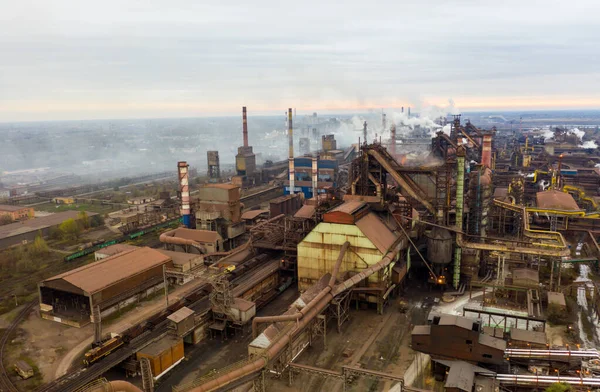 Letecký pohled. Potrubí, házení kouř na obloze. Velká rostlina na pozadí města. — Stock fotografie