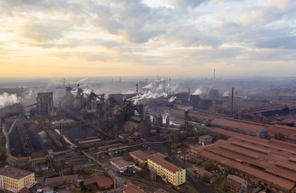 Вид с воздуха. Трубы бросают дым в небо. Большой завод на фоне города . — стоковое фото