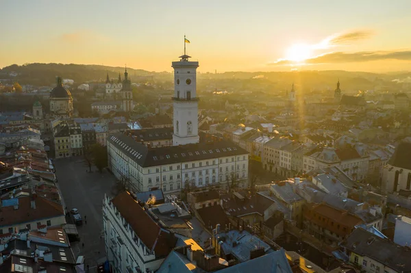 Por encima de los tejados al atardecer. vieja ciudad europea. Ucrania Lviv — Foto de Stock