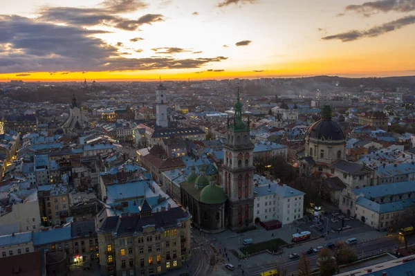 Boven de daken bij zonsondergang. Oude Europese stad. Oekraïne Lviv — Stockfoto