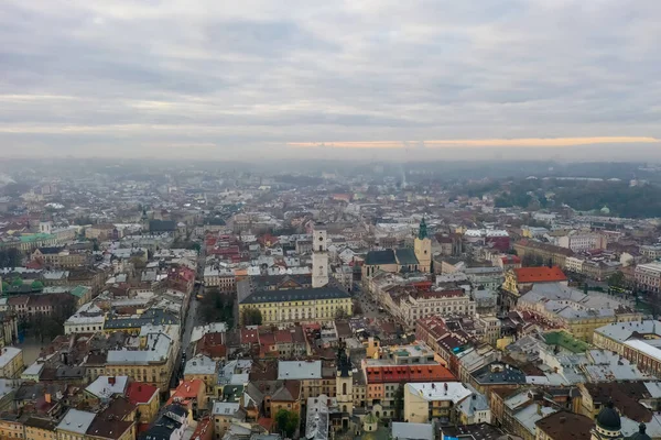 Über den Dächern bei Sonnenuntergang. alte europäische Stadt. ukrainischer lwiw — Stockfoto