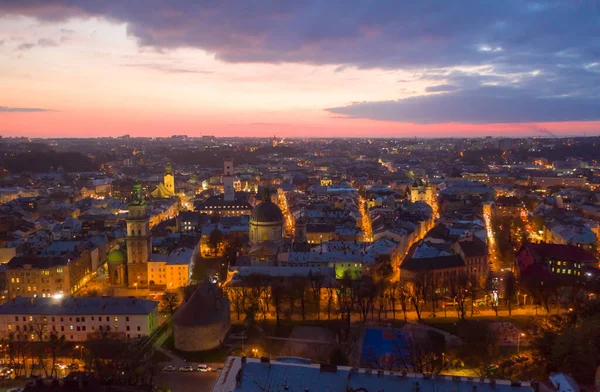 Boven de daken bij zonsondergang. Oude Europese stad. Oekraïne Lviv — Stockfoto