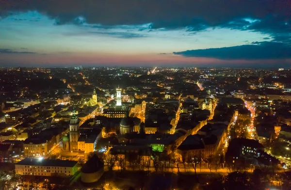 Nad dachami o zachodzie słońca. stare europejskie miasto. Ukraina Lwów — Zdjęcie stockowe