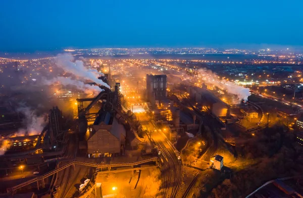 Letecký pohled. Emise do atmosféry z průmyslových trubek. Smokstack trubky střílel s trubkami. Noční scéna — Stock fotografie