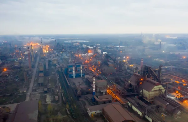 Letecký pohled. Emise do atmosféry z průmyslových trubek. Smokstack trubky střílel s trubkami. Noční scéna — Stock fotografie