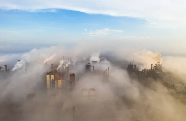 Vista aérea. Tubos jogando fumaça no céu . — Fotografia de Stock