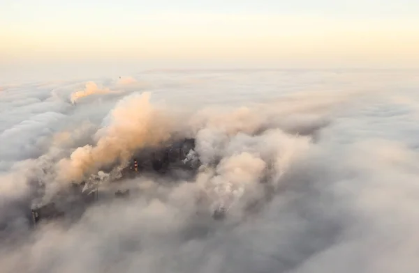 Vue aérienne. Tuyaux jetant de la fumée dans le ciel . — Photo