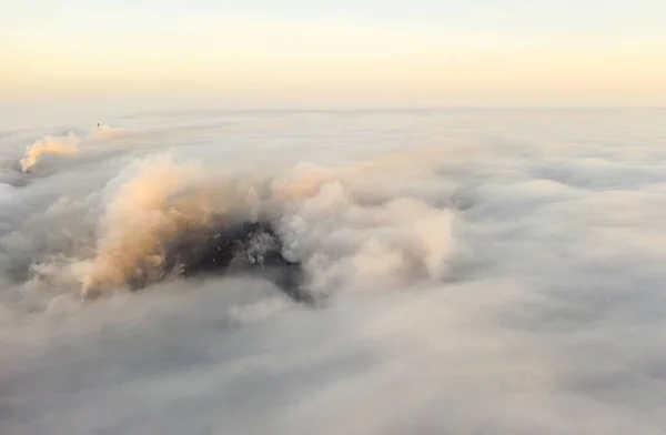 Vue aérienne. Tuyaux jetant de la fumée dans le ciel . — Photo