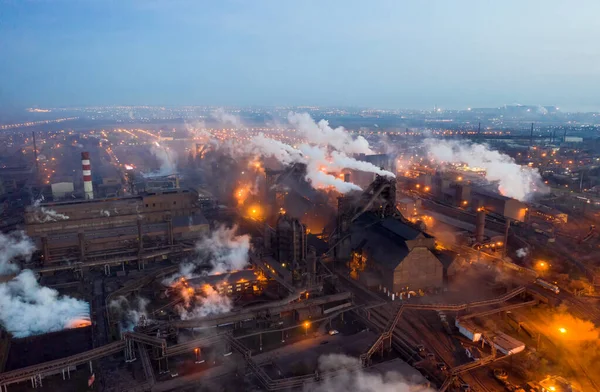 Вид з повітря. труби дим в небі . — стокове фото