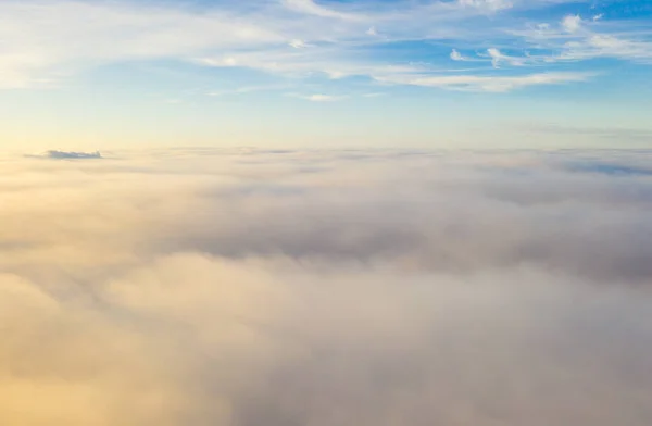 Survoler les nuages de la soirée avec le soleil tardif . — Photo