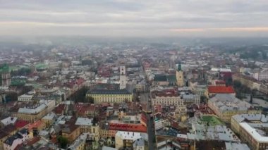 Hava hızlandırılmış zaman akışı, gün batımında çatıların üstünde uçmak. Eski Avrupa şehri. Ukrayna Lviv