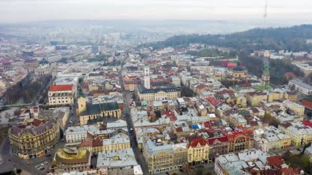 Hyperlapsus aérien Time lapse, vol au-dessus des toits au coucher du soleil. vieille ville européenne. Ukraine Lviv — Video