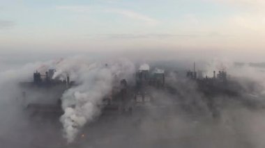 Hava görüntüsü. Endüstriyel borulardan atmosfere emisyon. İHA ile vurulan baca boruları.