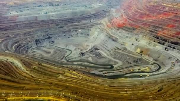 Vista aérea de la cantera minera a cielo abierto con mucha maquinaria en funcionamiento - vista desde arriba. — Vídeos de Stock