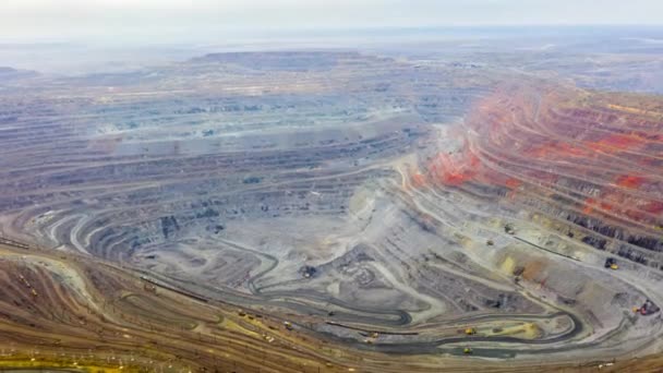 Bir sürü makinenin çalıştığı açık maden ocağının havadan görünüşü - yukarıdan görüş. — Stok video