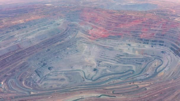 Letecký pohled na povrchový důlní lom se spoustou strojů při práci - pohled shora. — Stock video