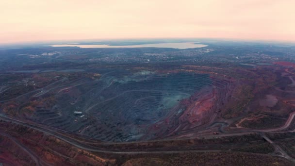 Vista aérea de la cantera minera a cielo abierto con mucha maquinaria en funcionamiento - vista desde arriba. — Vídeos de Stock