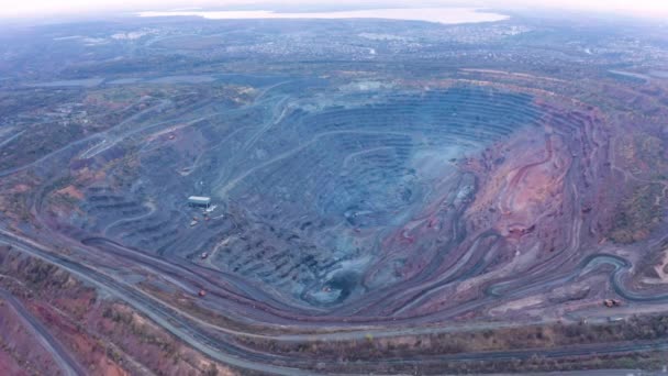 Vista aérea da pedreira de mineração a céu aberto com muitas máquinas em operação - vista de cima. — Vídeo de Stock