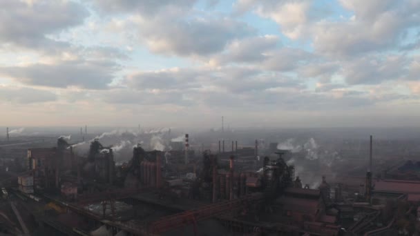 Vista aérea. Emissão para a atmosfera de tubos industriais. Tubos Smokestack disparados com drone. — Vídeo de Stock