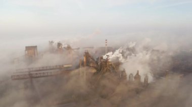 Hava görüntüsü. Endüstriyel borulardan atmosfere emisyon. İHA ile vurulan baca boruları.