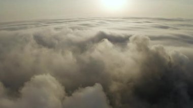 Hava görüntüsü. Endüstriyel borulardan atmosfere emisyon. İHA ile vurulan baca boruları.