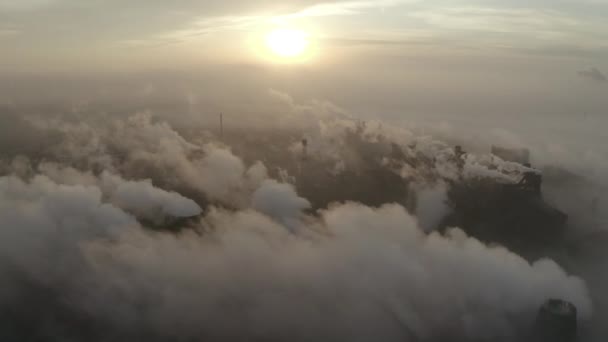 Αεροφωτογραφία. Εκπομπές στην ατμόσφαιρα από βιομηχανικούς σωλήνες. Σωλήνες καπνοδόχου με μη επανδρωμένα αεροσκάφη. — Αρχείο Βίντεο