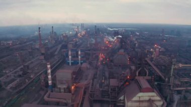 Hava görüntüsü. Endüstriyel borulardan atmosfere emisyon. İHA ile vurulan baca boruları.