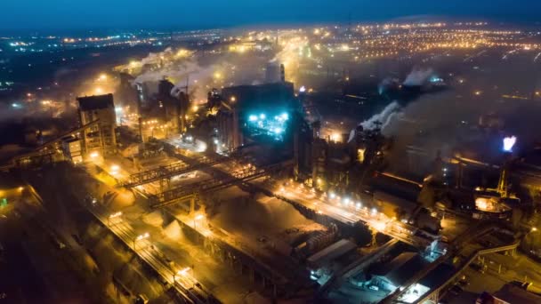 공중 고속 속도의 저하, 산업 발전소의 야간 현장 — 비디오