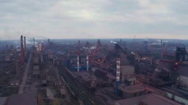 Hava görüntüsü. Endüstriyel borulardan atmosfere emisyon. İHA ile vurulan baca boruları.