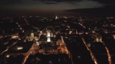 Gün batımında çatıların üstünde uçmak. Eski Avrupa şehri. Ukrayna Lviv