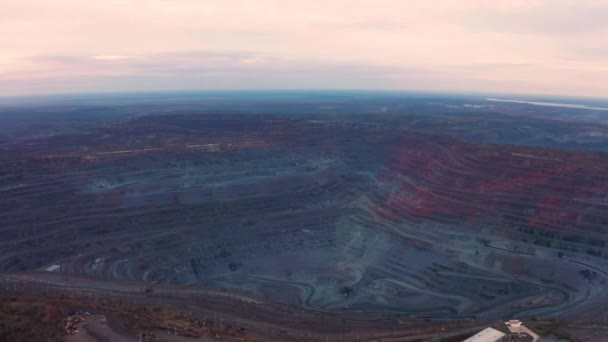 Veduta aerea della cava mineraria a cielo aperto con molti macchinari al lavoro - vista dall'alto. — Video Stock