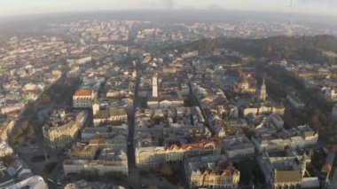 Güneş doğarken çatıların üstünde uçmak. Eski Avrupa şehri. Ukrayna Lviv Şehri