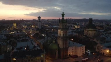 Gün batımında çatıların üstünde uçmak. Eski Avrupa şehri. Ukrayna Lviv