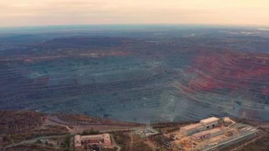 Bir sürü makinenin çalıştığı açık maden ocağının havadan görünüşü - yukarıdan görüş.