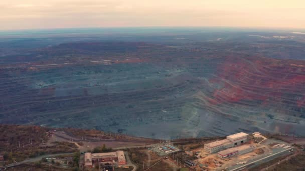 Zicht vanuit de lucht op de dagbouwsteengroeve met veel machines aan het werk - Zicht van bovenaf. — Stockvideo