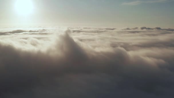 Akşam bulutlarının üzerinde uçuyor geç güneşle. — Stok video