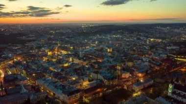 Hava hızlandırılmış zaman akışı, gün batımında çatıların üstünde uçmak. Eski Avrupa şehri. Ukrayna Lviv