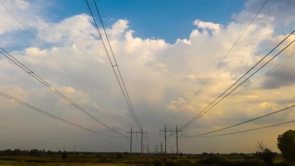 Λήξη ισχύος των πυλώνων ηλεκτρικής ενέργειας και της γραμμής ισχύος υψηλής τάσης κατά το ηλιοβασίλεμα. — Αρχείο Βίντεο