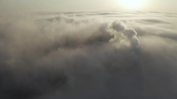 Volando sobre las nubes de la tarde con el sol tardío . — Vídeos de Stock