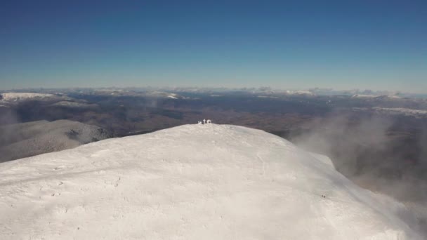 Hermoso vuelo aéreo de invierno sobre la cadena de montaña Paisaje Aventura Senderismo Trekking Esquí Vacaciones Concepto de viaje — Vídeos de Stock