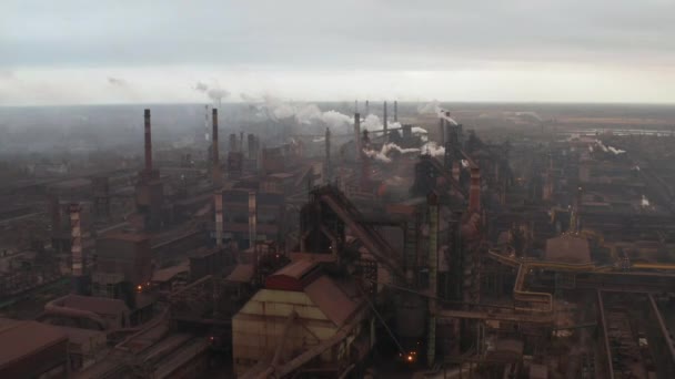 Emissão para a atmosfera de tubos industriais. Tubos Smokestack disparados com dron — Vídeo de Stock