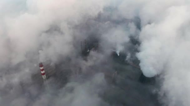 Emisión a la atmósfera por tuberías industriales. Pipas de chimenea disparadas con dron — Vídeo de stock