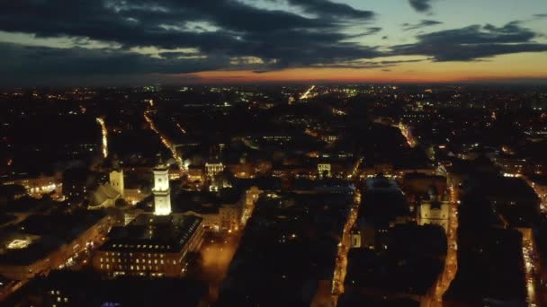 Flug über die Dächer bei Sonnenaufgang. alte europäische Stadt. Ukrainische Stadt Lwiw — Stockvideo
