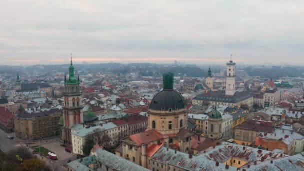 日出时在屋顶上方飞行。 欧洲古老的城市。 乌克兰Lviv City — 图库视频影像