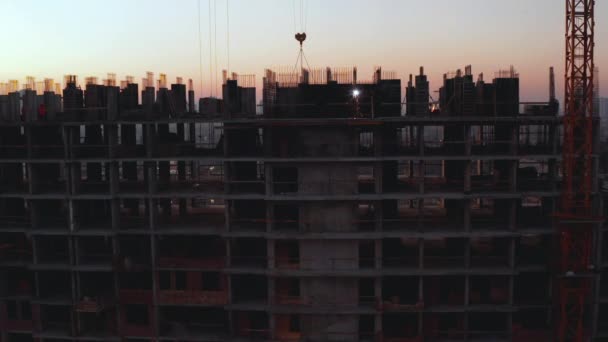 배경에는 기중기와 도시 가 자리잡고 있다. 건설 과정 에서의 건물의 공중 촬영. 대규모 건축 현장에서 일하는 노동력 — 비디오