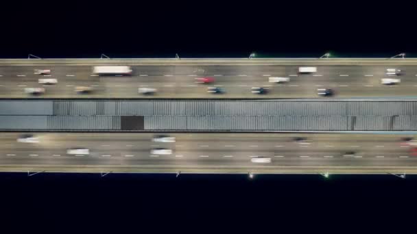 Stijgend drone schot onthult spectaculaire verhoogde snelweg, bruggen, transport en infrastructuur ontwikkeling in stedelijk gebied. 4k hyperlapse — Stockvideo
