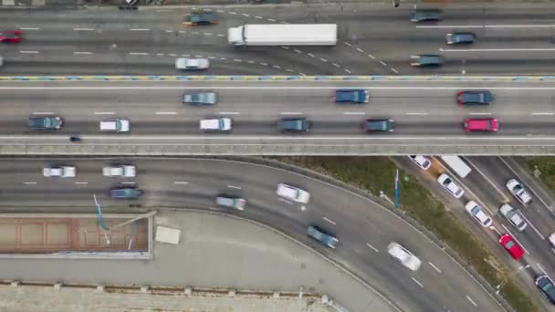Stijgend drone schot onthult spectaculaire verhoogde snelweg, bruggen, transport en infrastructuur ontwikkeling in stedelijk gebied. — Stockvideo